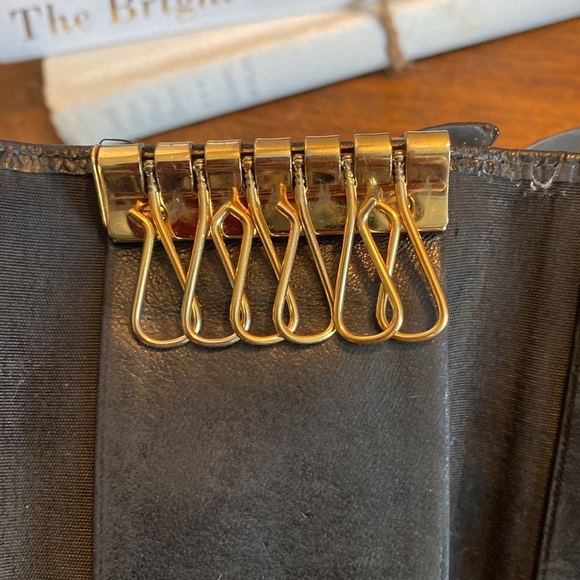 💯 AUTH. Chanel vintage black caviar leather key holder /keychain - Picture 5 of 12